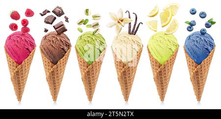 Set aus verschiedenen Arten von Eiskugeln in Waffelmuscheln mit Eiscreme-Zutaten - Obst, Beeren und Süßigkeiten. Isoliert auf weißem Hintergrund. Cli Stockfoto