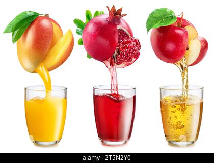 Sammlung von Saftgläsern und frischem Saft, der aus Früchten in die Gläser fließt, isoliert auf weißem Hintergrund. Kreatives Bild für Ihre Werbetreibenden Stockfoto