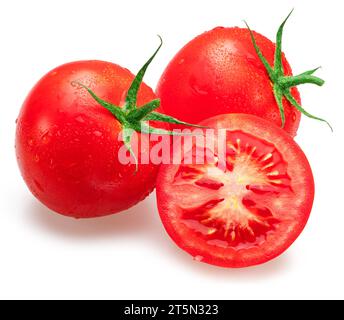 Frisch gewaschene rote Tomaten bedeckt mit Wassertropfen auf weißem Hintergrund. Stockfoto