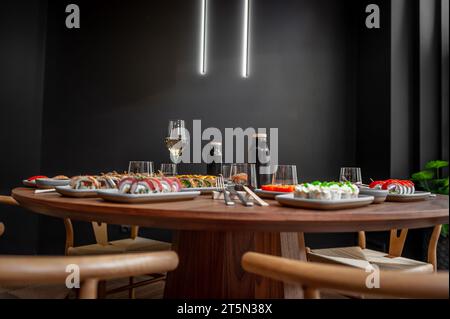 Sushi-Brötchen auf einem Tisch in einem Restaurant. Hochwertige Fotos. Stockfoto