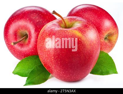 Reife rote Äpfel mit grünen Blättern auf weißem Hintergrund. Stockfoto