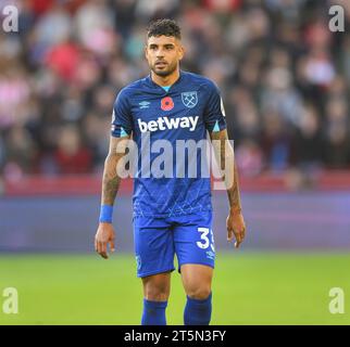 November 2023 - Brentford gegen West Ham United - Premier League - Gtech Community Stadium. West Hams Emerson Palmieri im Kampf gegen Brentford. Bild : Mark Pain / Alamy Live News Stockfoto