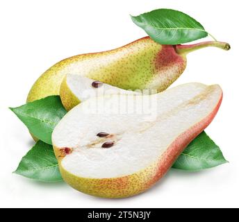 Reife Birnenfrucht mit Blättern und Birnenscheiben isoliert auf weißem Hintergrund. Stockfoto
