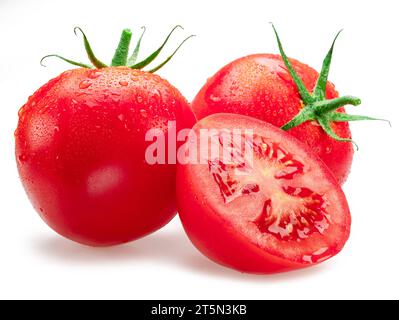 Frisch gewaschene rote Tomaten bedeckt mit Wassertropfen auf weißem Hintergrund. Stockfoto