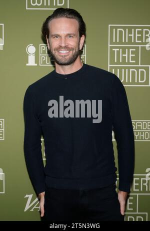 Pasadena, Ca. November 2023. John Brotherton, der Eröffnungsabend Red Carpet für „Inherit the Wind“ im Pasadena Playhouse in Pasadena, Kalifornien am 5. November 2023. Quelle: Faye Sadou/Media Punch/Alamy Live News Stockfoto