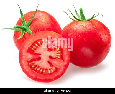 Frisch gewaschene rote Tomaten bedeckt mit Wassertropfen auf weißem Hintergrund. Stockfoto