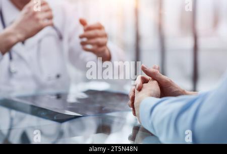 Der Arzt und der Patient an der Rezeption besprechen das Röntgenbild Stockfoto