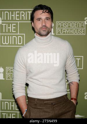 Pasadena, Ca. November 2023. Brett Dalton, der Eröffnungsabend Red Carpet für „Inherit the Wind“ im Pasadena Playhouse in Pasadena, Kalifornien am 5. November 2023. Quelle: Faye Sadou/Media Punch/Alamy Live News Stockfoto