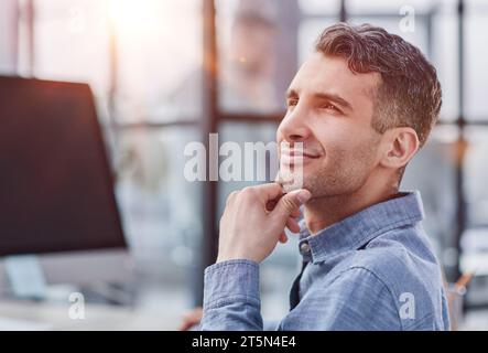 Porträt eines fröhlichen männlichen Schülers, der das Lernen im Coworking Office genießt Stockfoto