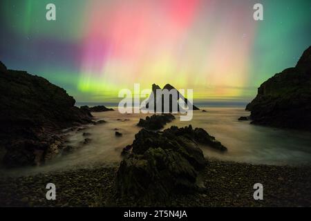 aurora bei der Bowfiddle Rock Portknockie Muray scotland Stockfoto