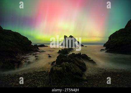 aurora bei der Bowfiddle Rock Portknockie Muray scotland Stockfoto