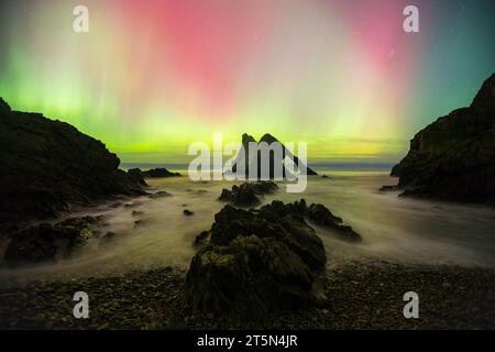 aurora bei der Bowfiddle Rock Portknockie Muray scotland Stockfoto