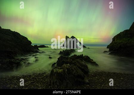 aurora bei der Bowfiddle Rock Portknockie Muray scotland Stockfoto