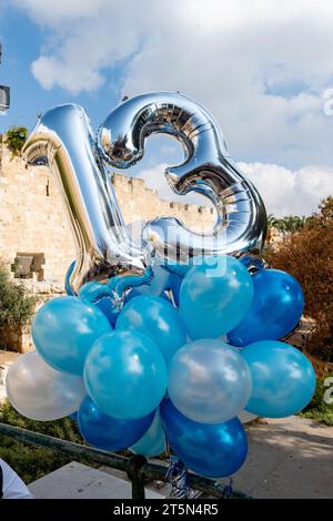 Mehrfarbige Ballons schmücken die Feier einer Bar Mizwa, der Erwachungszeremonie für 13-jährige Jungen in jüdischer Tradition. Stockfoto