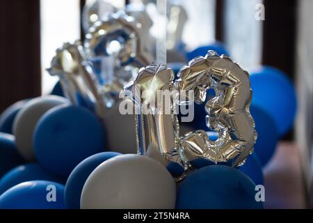 Mehrfarbige Ballons schmücken die Feier einer Bar Mizwa, der Erwachungszeremonie für 13-jährige Jungen in jüdischer Tradition. Stockfoto