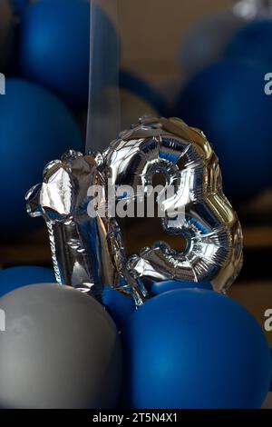 Mehrfarbige Ballons schmücken die Feier einer Bar Mizwa, der Erwachungszeremonie für 13-jährige Jungen in jüdischer Tradition. Stockfoto