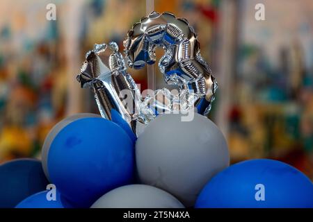 Mehrfarbige Ballons schmücken die Feier einer Bar Mizwa, der Erwachungszeremonie für 13-jährige Jungen in jüdischer Tradition. Stockfoto