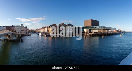 Kopenhagen, Dänemark - 22. Oktober 2023: Panoramablick auf die Stadt Kopenhagen, mit dem Viertel Nyhavn und dem Playhouse Stockfoto