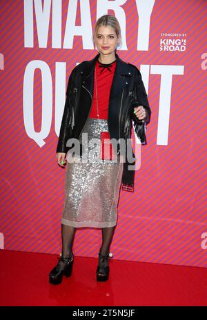 London, Großbritannien. April 2019. Pixie Geldof besucht die Mary Quant Exhibition, gesponsert von Kings Road, im V&A Museum in London. (Foto: Fred Duval/SOPA Images/SIPA USA) Credit: SIPA USA/Alamy Live News Stockfoto