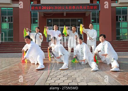 Luannan County, China - 31. August 2019: Tai Chi Knife Übung in Square, Luannan County, Provinz Hebei, China Stockfoto