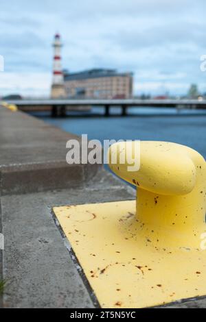 Malmö, Schweden - 19. Oktober 2023: Der alte Leuchtturm befindet sich in der Straße von Oresund, am Eingang zum Hafen von Malmö. Baujahr 1878. Achteckig Stockfoto