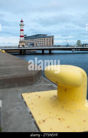 Malmö, Schweden - 19. Oktober 2023: Der alte Leuchtturm befindet sich in der Straße von Oresund, am Eingang zum Hafen von Malmö. Baujahr 1878. Achteckig Stockfoto