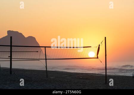 Recreio dos Bandeirantes Strand bei Sonnenaufgang mit dem Berg Pedra da Gavea und der Küste Stockfoto