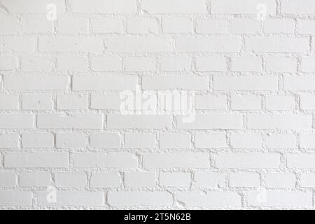 Foto einer weiß gemalten Ziegelwand. Perfekt für die Eingabe von Text und Bildern Stockfoto