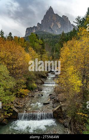 Herbst am Schwarzgriesbach und dem Berg Schlern in Seis am Schlern, Südtirol, Italien, Europa | Herbst am Schwarzgriesbach und am Schlern Stockfoto