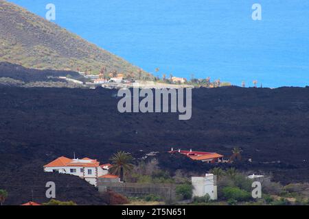 Häuser und Gewerbeobjekte, die von Lavastrom und vulkanischer Asche aus dem Ausbruch am Cumbre Vieja Volcanic Ridge, La Palma, 2022 umgeben sind. Stockfoto