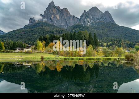 Herbst am Berg Schlern in Seis am Schlern, Südtirol, Italien, Europa | Herbst am Schlern in Seis am Schlern, Südtirol, Italien, Europa Stockfoto