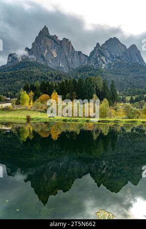 Herbst am Berg Schlern in Seis am Schlern, Südtirol, Italien, Europa | Herbst am Schlern in Seis am Schlern, Südtirol, Italien, Europa Stockfoto