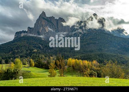 Herbst am Berg Schlern in Seis am Schlern, Südtirol, Italien, Europa | Herbst am Schlern in Seis am Schlern, Südtirol, Italien, Europa Stockfoto