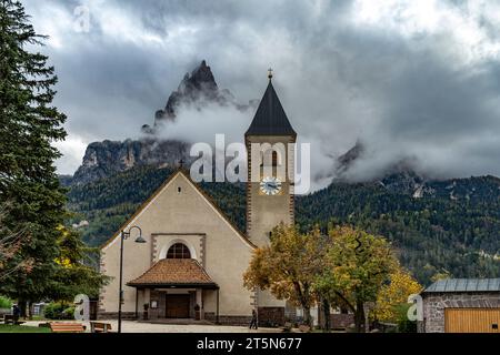 Die Kirche Heilig Kreuz in Seis am Schlern, Südtirol, Italien, Europa | die Heilig Kreuz Kirche in Seis am Schlern, Südtirol, Italien, EU Stockfoto