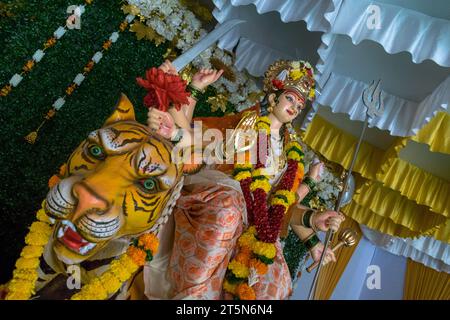 Ein wunderschönes Idol von Maa Durga, der während Navratri in Mumbai, Indien, bei einem Pandal verehrt wird Stockfoto