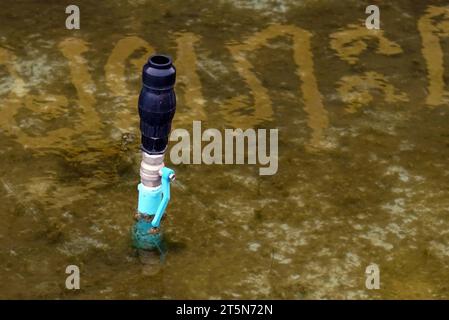 Wasserhahn im Regen, Wasserversorgung in bangkok Thailand. Stockfoto
