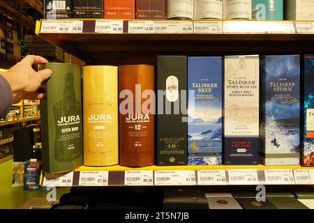 Whisky der Marken Jura, Lagavulin und Talisker in einem Geschäft Stockfoto
