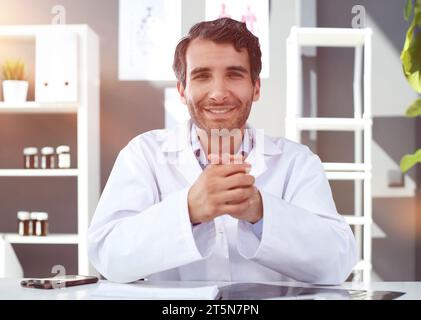Portrait zuversichtlich männlicher Arzt in Klinik Ärzte Büro Stockfoto