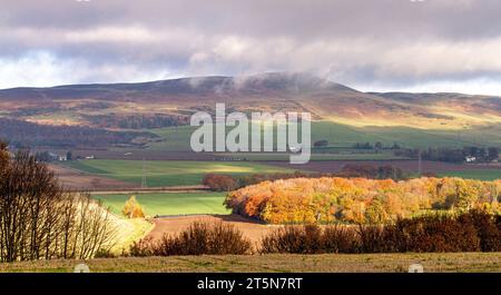 Dundee, Tayside, Schottland, Großbritannien. November 2023. Wetter in Großbritannien: Im ländlichen Dundee erzeugt die herbstliche Sonneneinstrahlung mit niedrigen Wolken auf höherem Boden eine spektakuläre Herbstlandschaft der Sidlaw Hills und Strathmore Valley. Quelle: Dundee Photographics/Alamy Live News Stockfoto