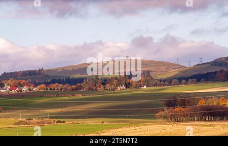 Dundee, Tayside, Schottland, Großbritannien. November 2023. Wetter in Großbritannien: Im ländlichen Dundee erzeugt die herbstliche Sonneneinstrahlung mit niedrigen Wolken auf höherem Boden eine spektakuläre Herbstlandschaft der Sidlaw Hills und Strathmore Valley. Quelle: Dundee Photographics/Alamy Live News Stockfoto