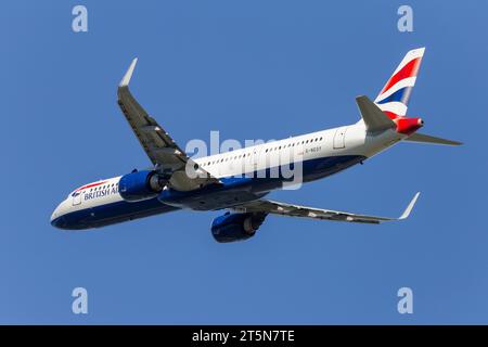 British Airways Airbus A321-251NX Neo, Registrierung G-NEOY startet am Flughafen London Heathrow lhr in perfekten Bedingungen an einem sonnigen, blauen Himmel Nachmittag Stockfoto