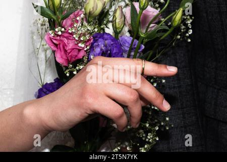 Eine jüdische Braut hält während einer jüdischen Hochzeitsfeier in Israel ihren Zeigefinger mit dem Ring an ihrer Hand. Stockfoto