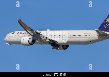 Saudische Boeing 777 3FGER, Registrierung HZ-AK39 startet vom Flughafen London Heathrow lhr in perfekten Bedingungen an einem sonnigen Sommernachmittag Stockfoto