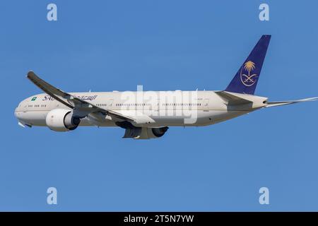 Saudische Boeing 777 3FGER, Registrierung HZ-AK39 startet vom Flughafen London Heathrow lhr in perfekten Bedingungen an einem sonnigen Sommernachmittag Stockfoto