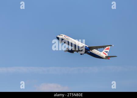 British Airways Airbus A321-231, Registrierung G-EUXG, Abfahrt westlich vom Flughafen London Heathrow lhr bei perfekten Bedingungen an einem sonnigen Sommernachmittag Stockfoto