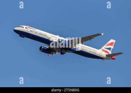 British Airways Airbus A321-231, Registrierung G-EUXG, Abfahrt westlich vom Flughafen London Heathrow lhr bei perfekten Bedingungen an einem sonnigen Sommernachmittag Stockfoto