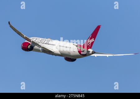 Virgin Atlantic Boeing 787-9 Dreamliner 'Dream Jeannie', Registrierung G-VZIG Bankverbindung aus London Heathrow lhr an einem sonnigen Sommernachmittag Stockfoto