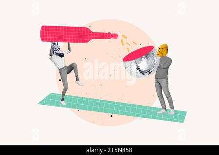 Foto Collage Illustration von zwei Leuten Freunde genießen Party halloween Karneval gießen Alkohol in Discoball isoliert auf beigem Hintergrund Stockfoto