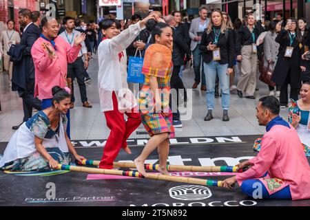 London, Großbritannien. November 2023. Tinikling: Ein philippinischer Volkstanz Ein traditioneller Tanz mit zwei Bambusstangen und Tänzern. Paul Quezada-Neiman/Alamy Live News Credit: Paul Quezada-Neiman/Alamy Live News Stockfoto