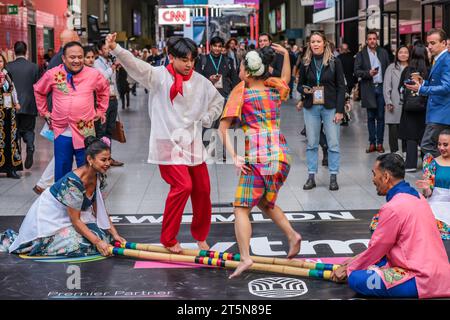 London, Großbritannien. November 2023. Tinikling: Ein philippinischer Volkstanz Ein traditioneller Tanz mit zwei Bambusstangen und Tänzern. Paul Quezada-Neiman/Alamy Live News Credit: Paul Quezada-Neiman/Alamy Live News Stockfoto